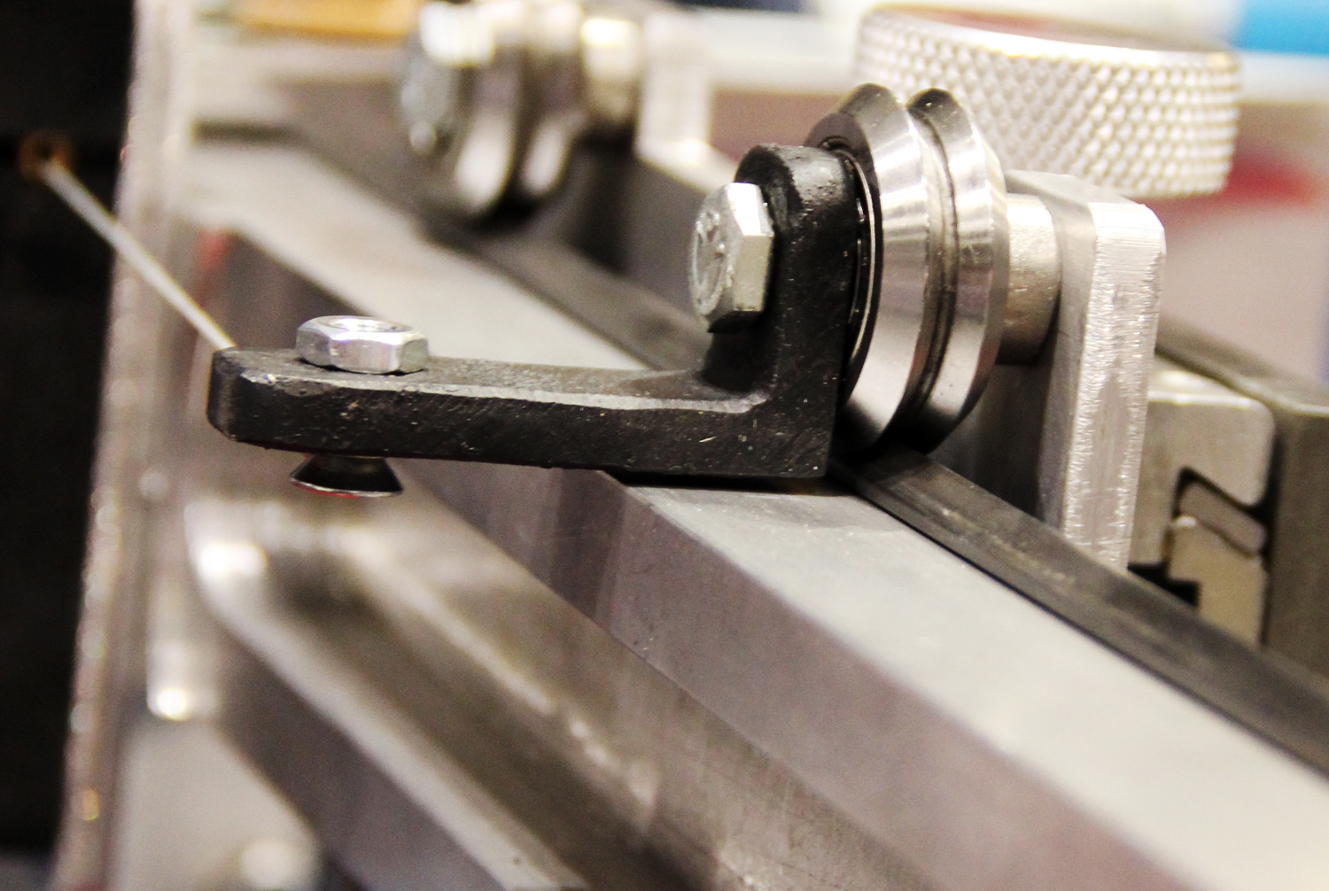 智鑫航滚轮导轨：半导体硅棒切割设备的精准适配解决方案