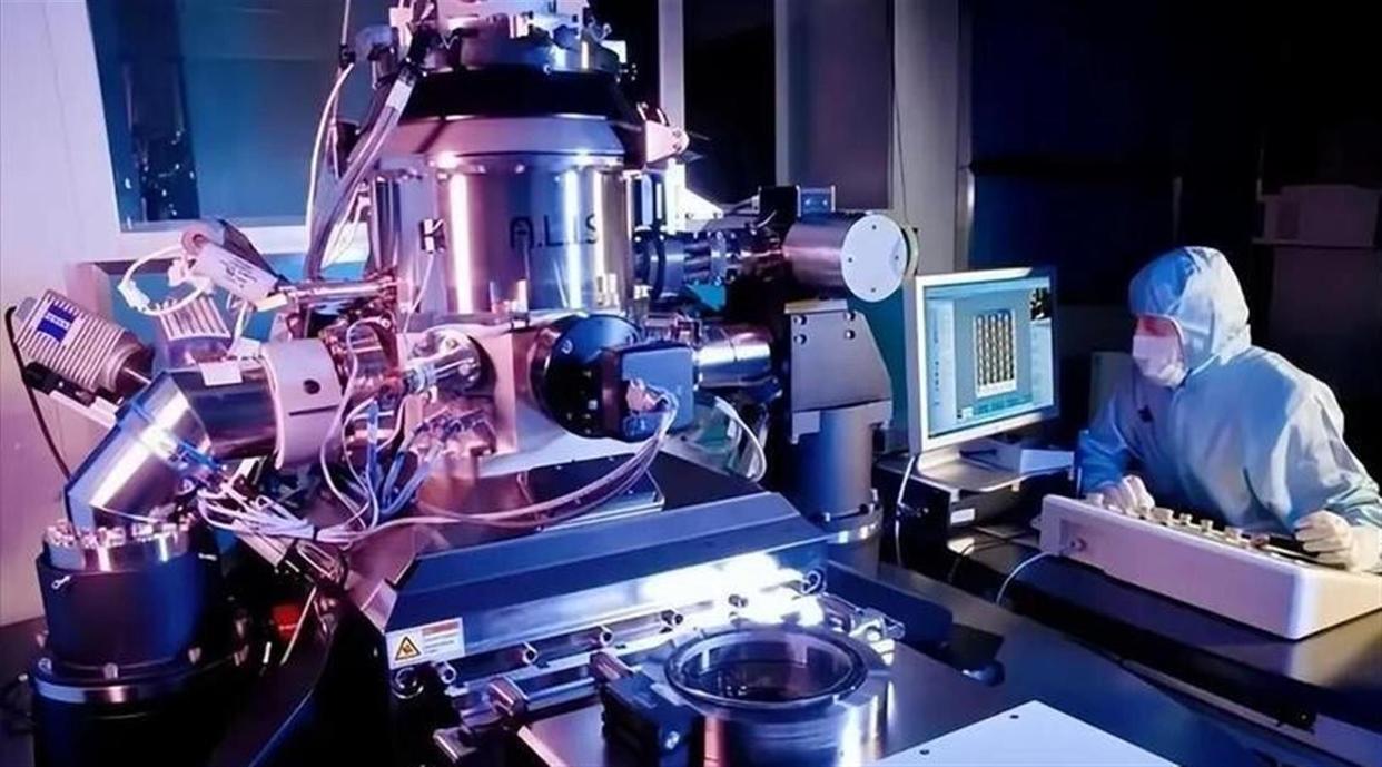 智鑫航滚轮导轨在光刻机设备中的应用